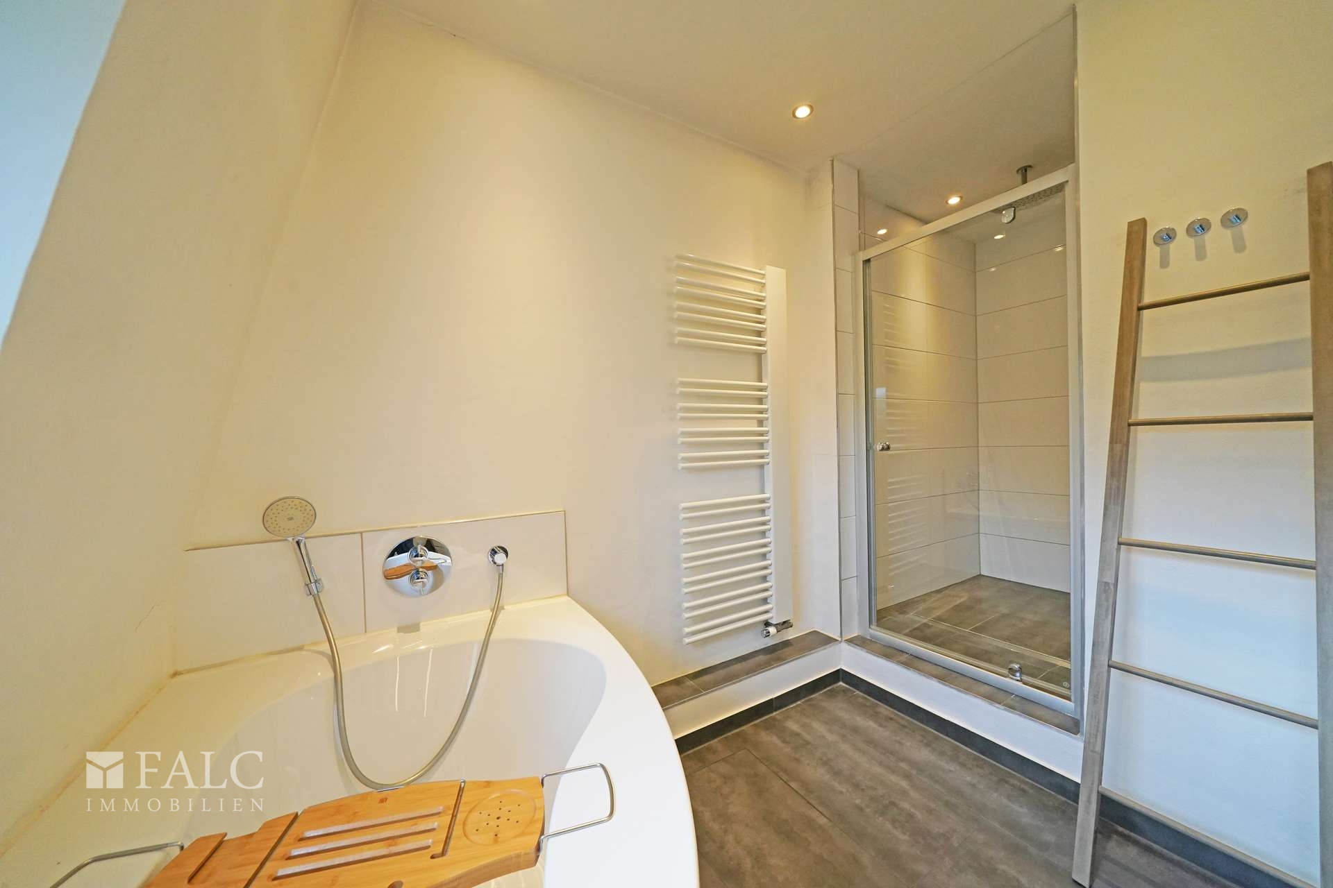 Bad mit Eckbadewanne und geräumiger Dusche